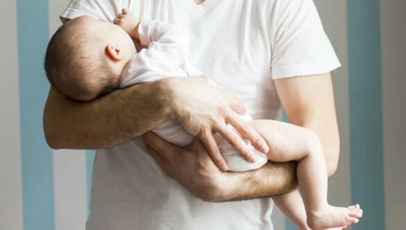 Ilustração da notícia Nova lei cria salário-paternidade e amplia licença para pais no Brasil